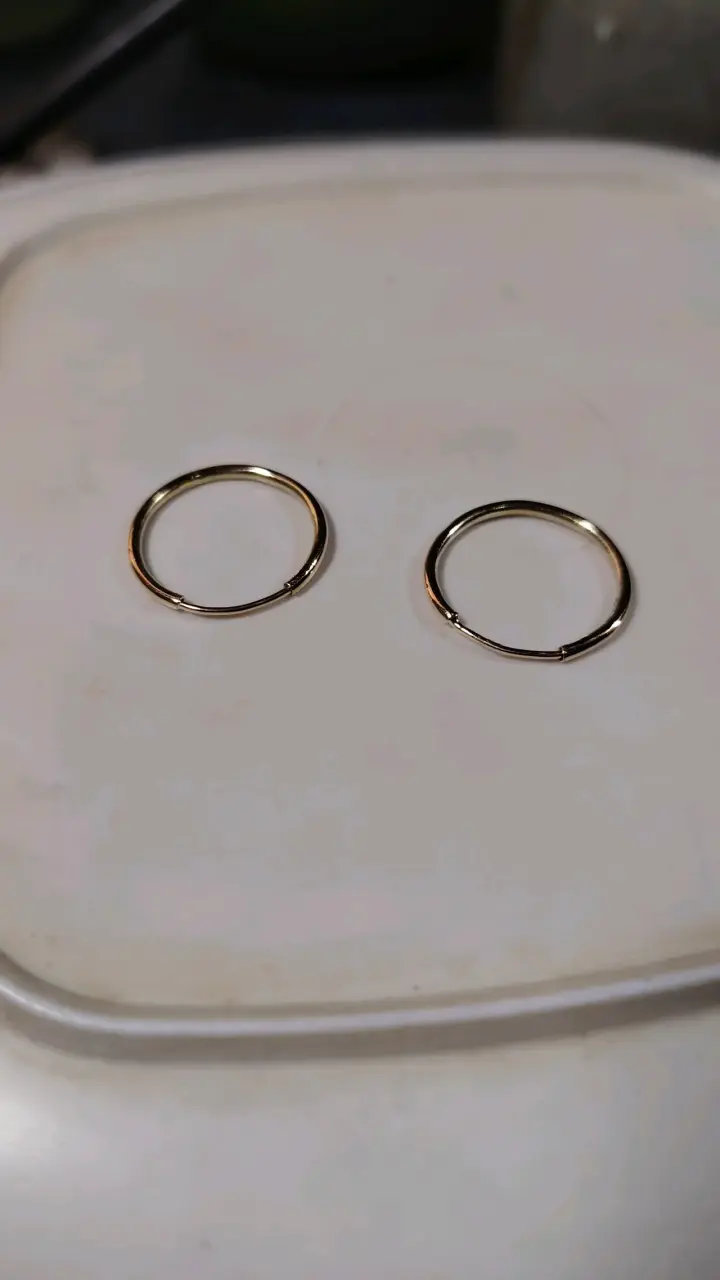 Aros pequeños dorados y blancos - 5
