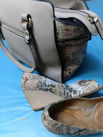 Cartera beige con estilo reptil - miniatura 3