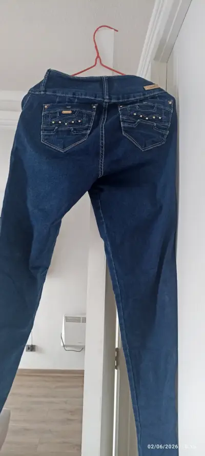 Jeans azules con tachas - miniatura 1
