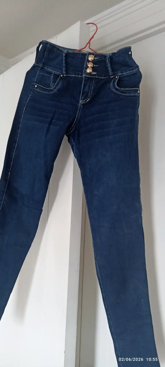 Jeans azules con tachas - 2