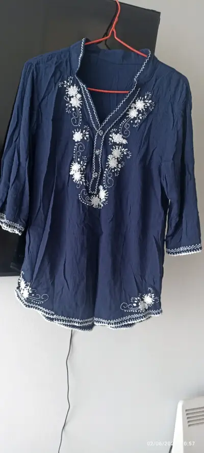Blusa azul con bordado floral - miniatura 1