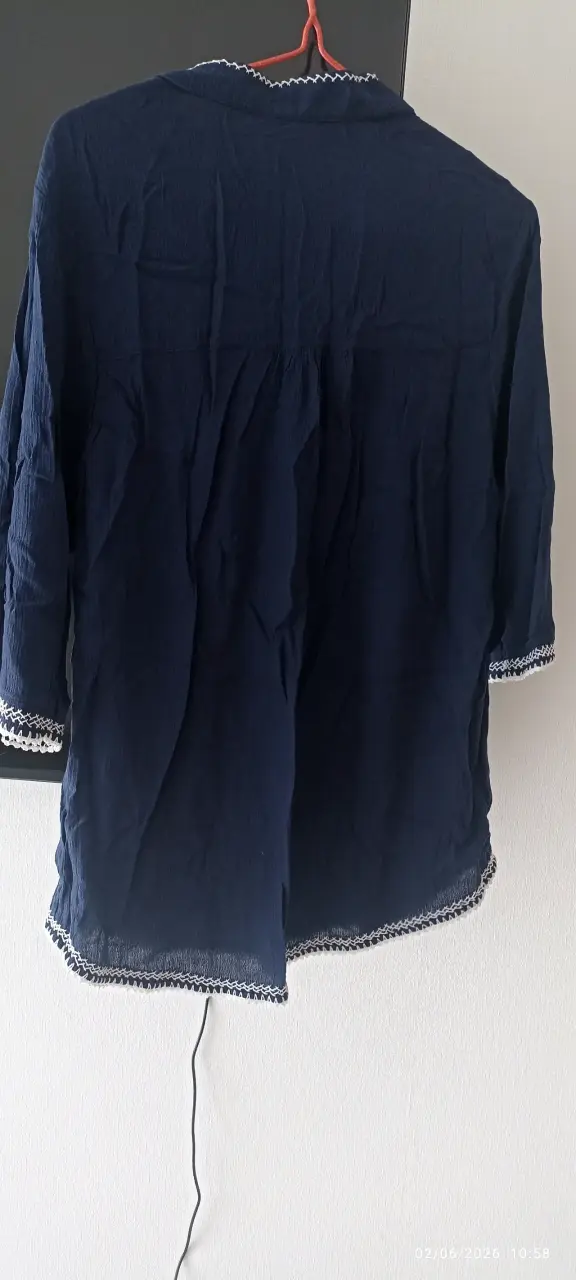 Blusa azul con bordado floral - 2