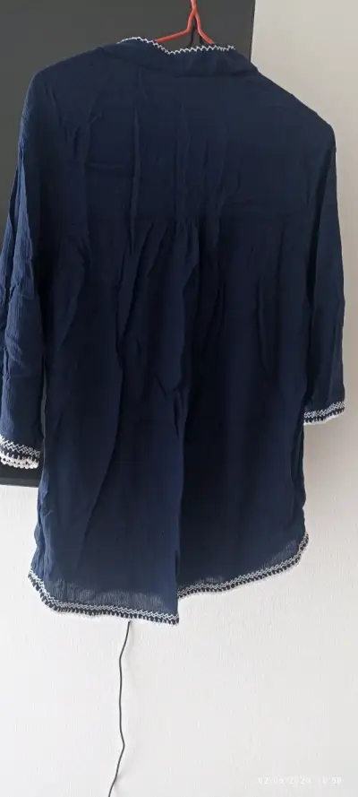 Blusa azul con bordado floral - miniatura 2