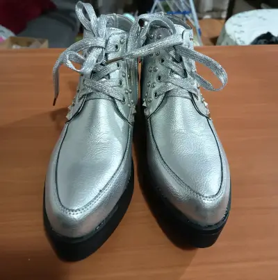 Zapatos plateados con tachas - miniatura 1