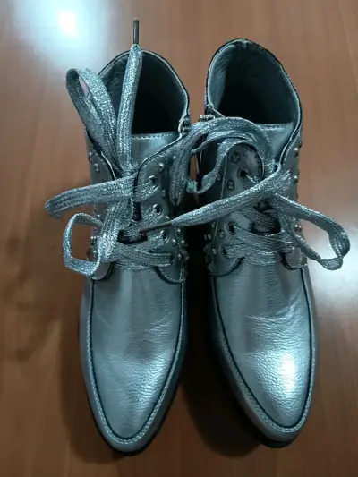 Zapatos plateados con tachas - miniatura 2