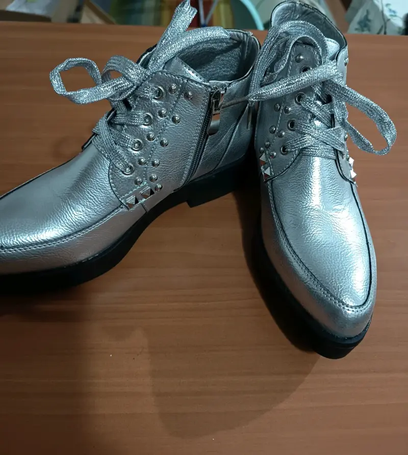 Zapatos plateados con tachas - 3