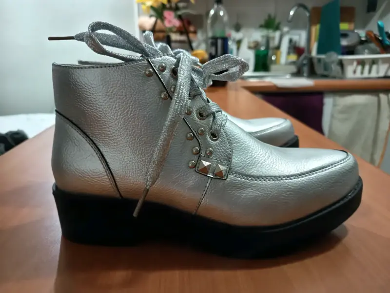 Zapatos plateados con tachas - 4