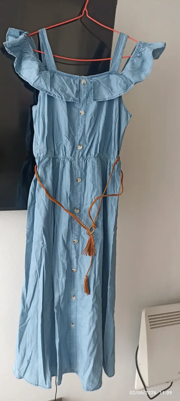 Vestido largo azul con cinturón