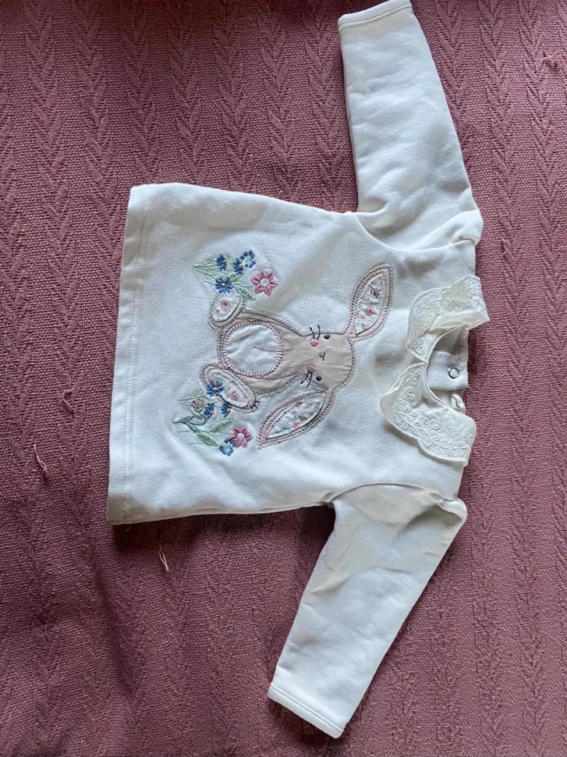 Polera blanca infantil c/conejito - 2