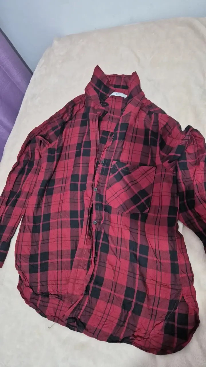 Camisa de cuadros roja y negra - 1