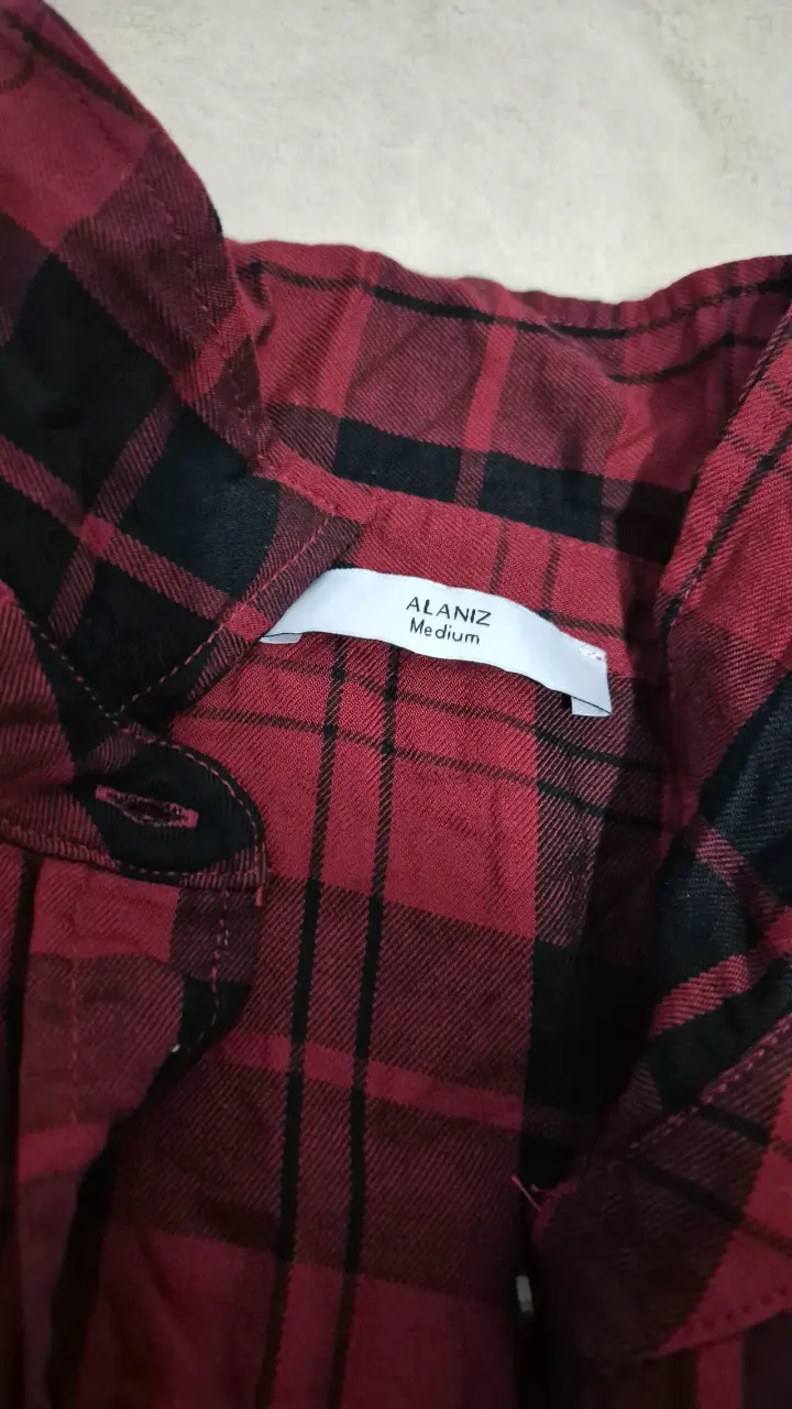 Camisa de cuadros roja y negra - 2