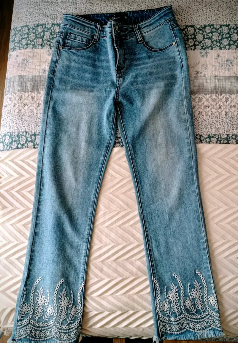 Jeans bordados azul claro