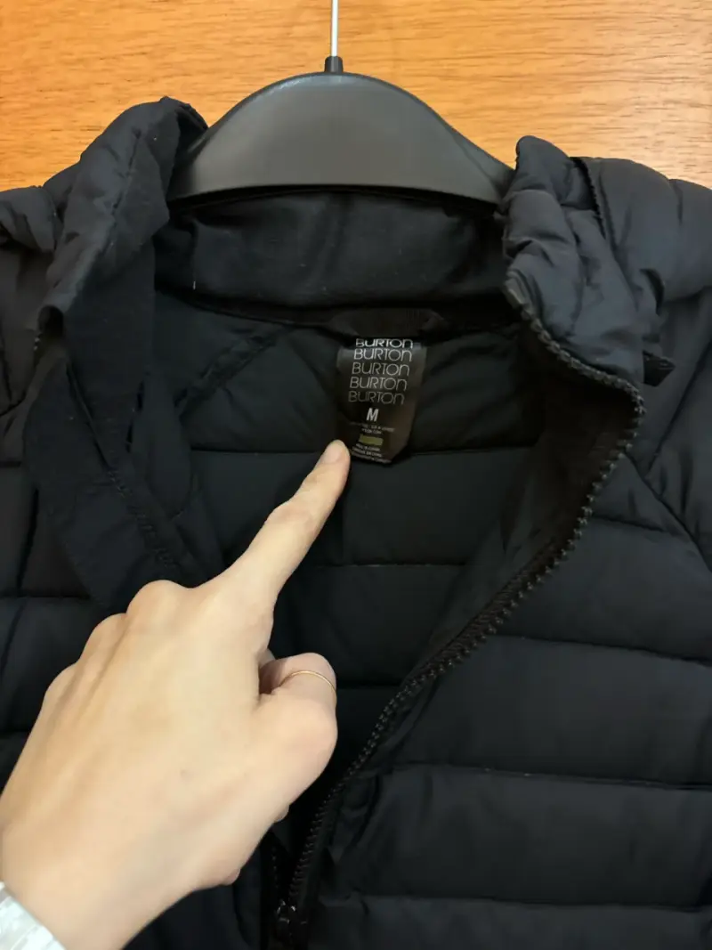 Parka de plumas Burton negra con capucha - 2