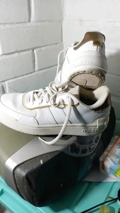 Zapatillas blancas deportivas - miniatura 1