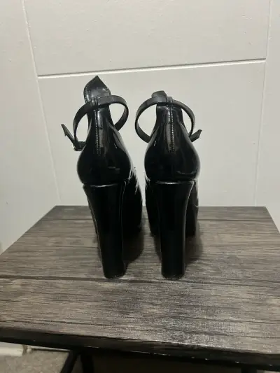 Zapatos de tacón alto negros - miniatura 3