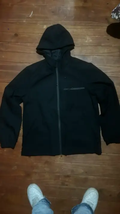 Chaqueta negra con capucha - miniatura 1