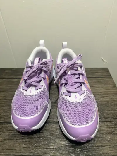 Zapatillas deportivas lilas marca Nike - miniatura 1