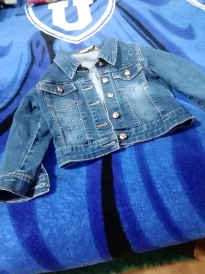 Chaqueta de mezclilla azul con botones - miniatura 1