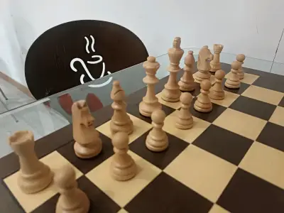 Ajedrez de madera clásico - miniatura 3