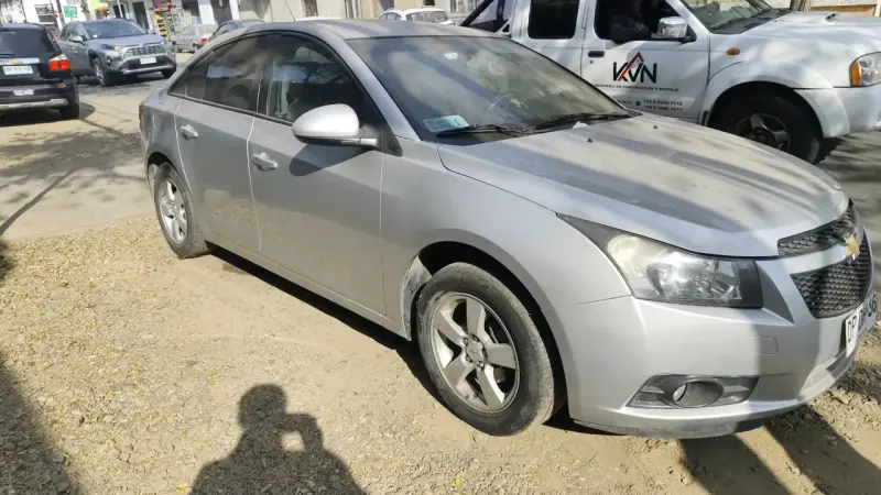 Auto sedán plateado usado - 1