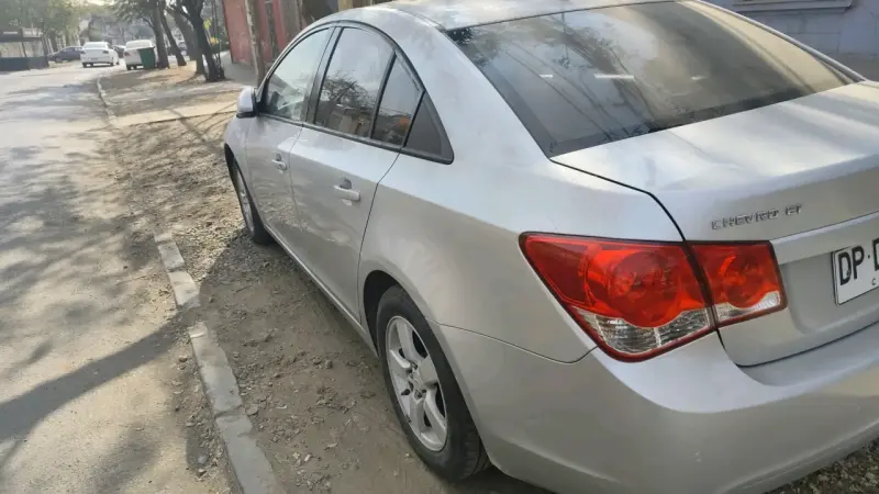 Auto sedán plateado usado - 2