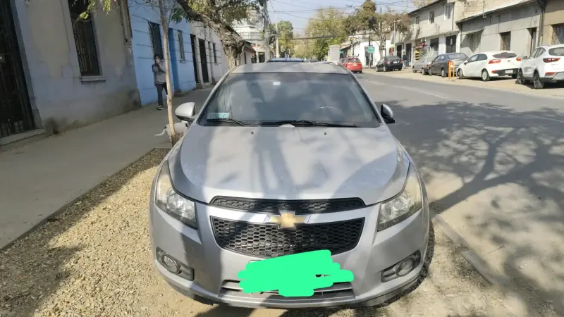 Auto sedán plateado usado - 4