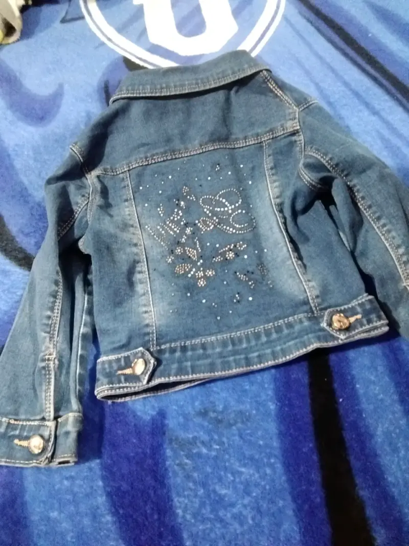 Chaqueta de mezclilla azul con botones - 2