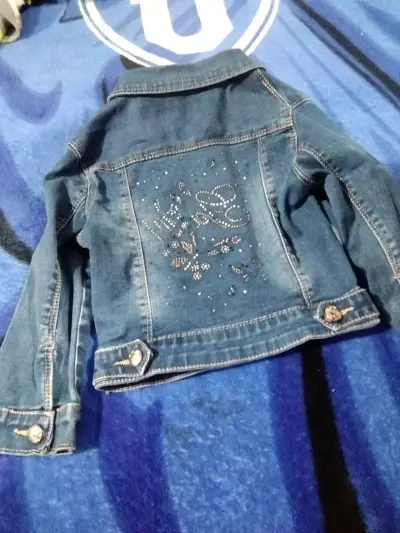 Chaqueta de mezclilla azul con botones - miniatura 2