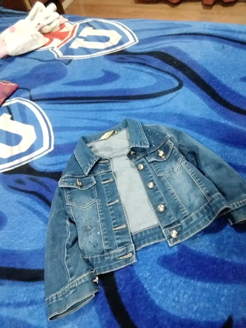Chaqueta de mezclilla azul con botones - 3