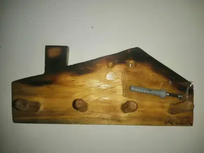 Porta llaves de madera estilo rustico artesanal - miniatura 1