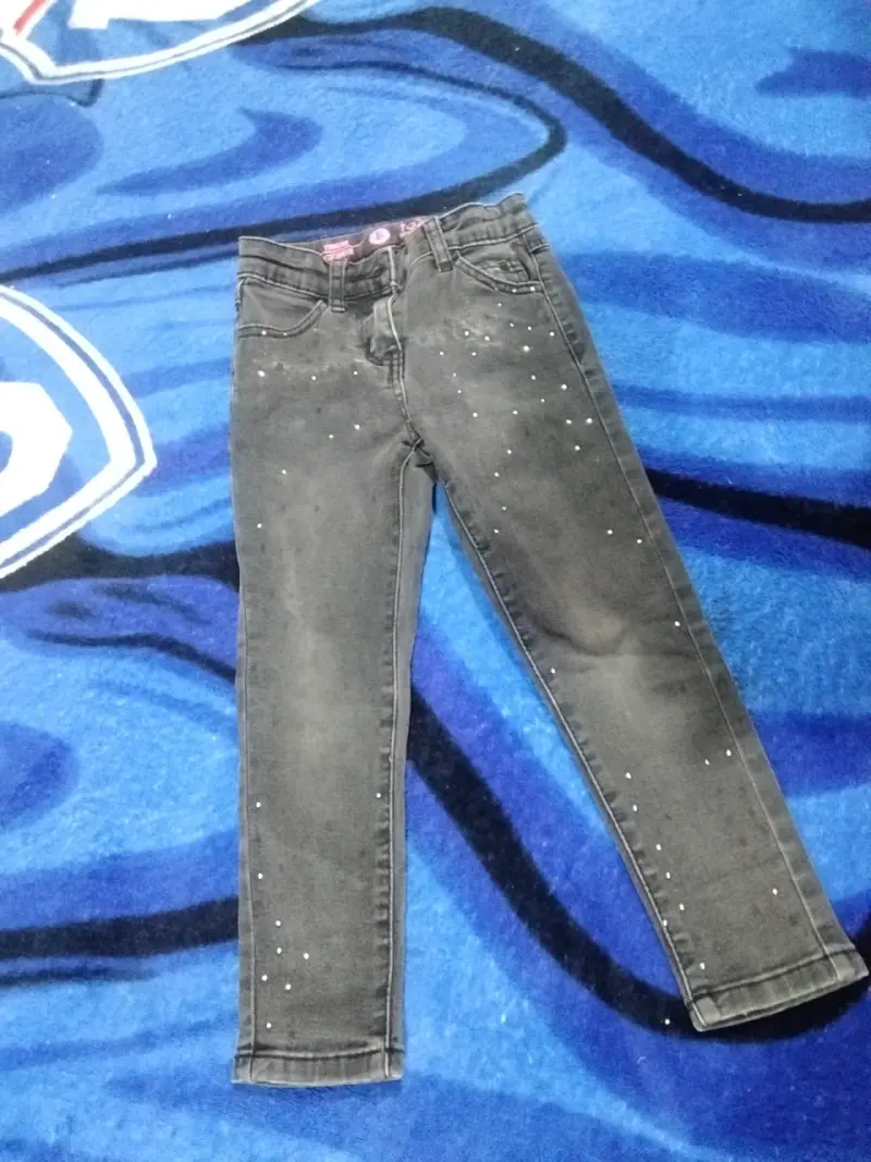 Jeans negros con detalles brillantes - 1