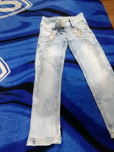Jeans negros con detalles brillantes - miniatura 2
