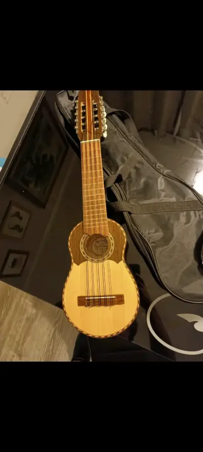 Charango con funda - miniatura 1