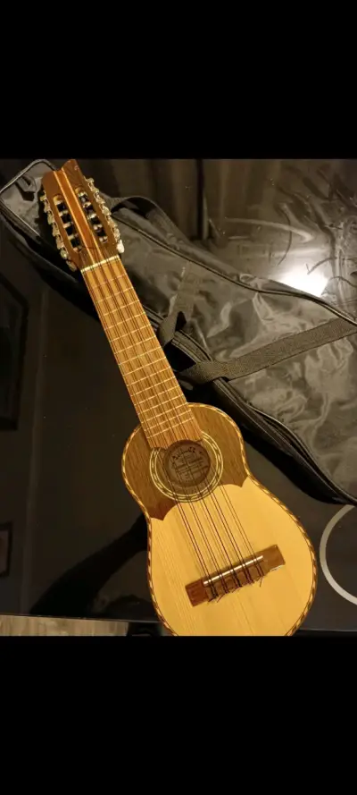 Charango con funda - miniatura 2