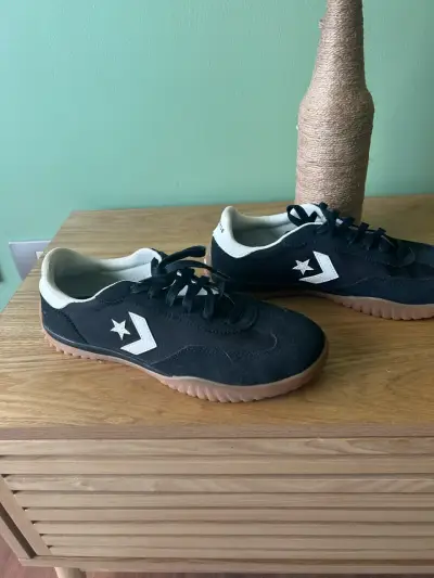 Zapatillas negras con estrella - miniatura 1