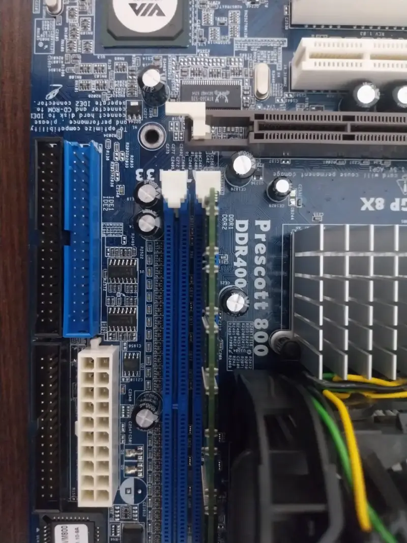Placa Madre ASRock P4VM800 + P4 3.00GHz + 512M RAM - 4