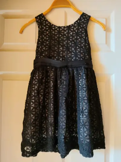 Vestido negro de encaje floral - miniatura 1