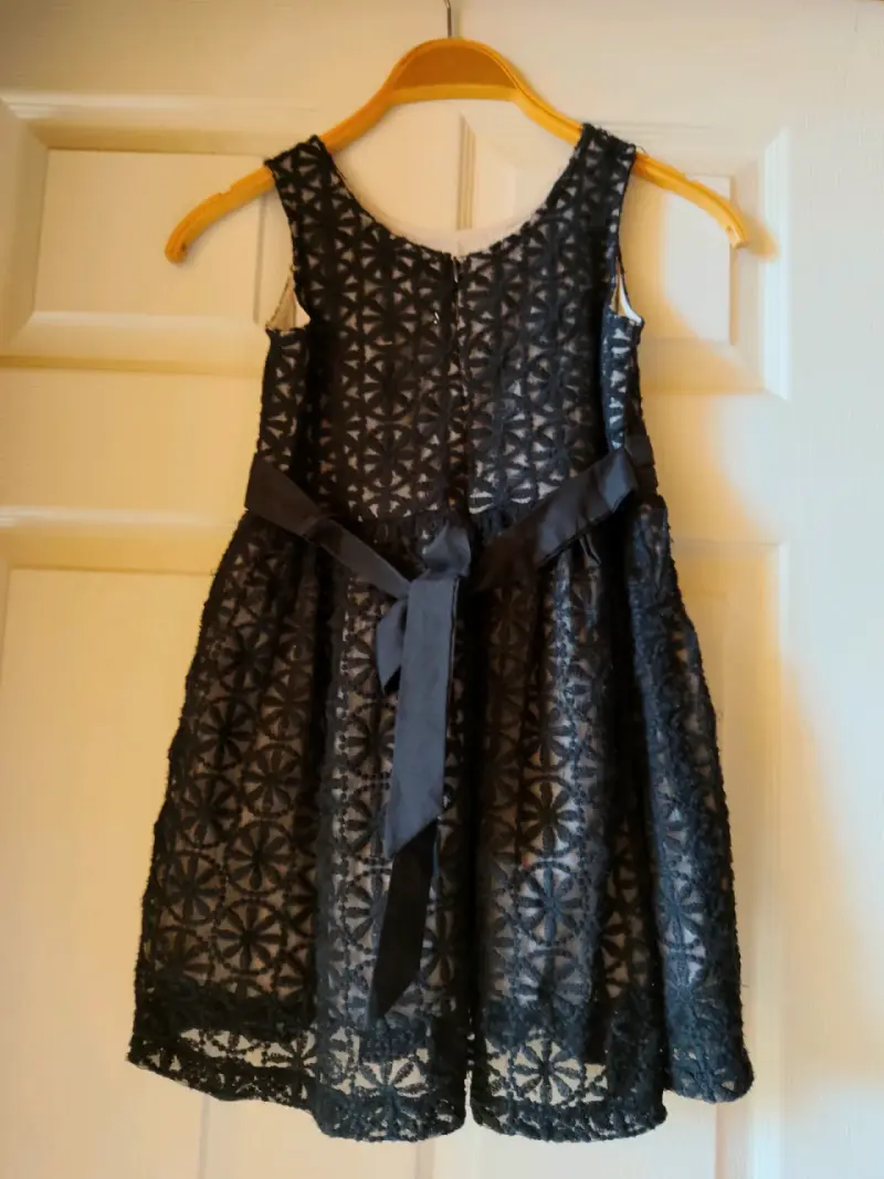 Vestido negro de encaje floral - 2