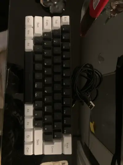Teclado Mecánico 60% Nuevo - 68 Teclas Hot RGB - miniatura 1