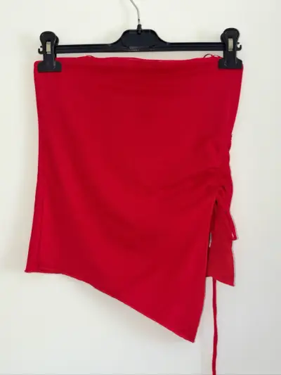 Polera roja asimétrica - miniatura 1