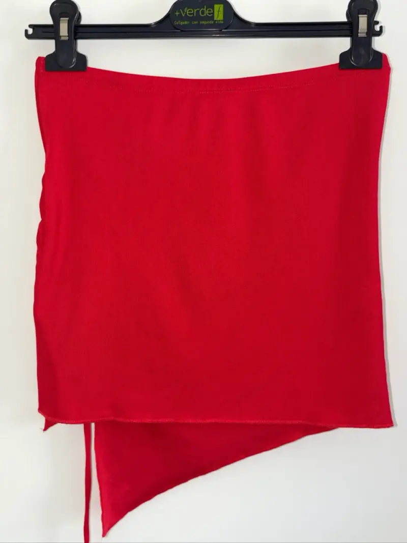 Polera roja asimétrica - 2