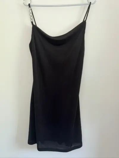 Vestido negro escote drapeado - miniatura 1