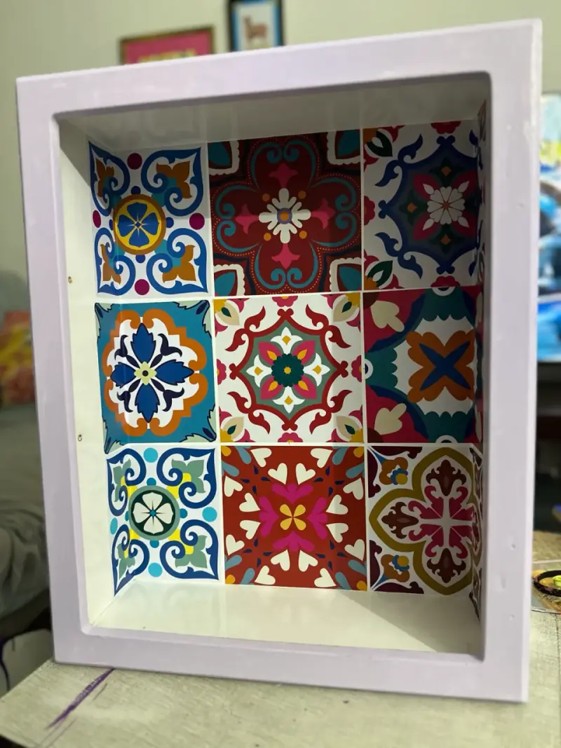 Repisa decorativa con mosaicos coloridos - 1