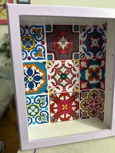 Repisa decorativa con mosaicos coloridos - miniatura 2