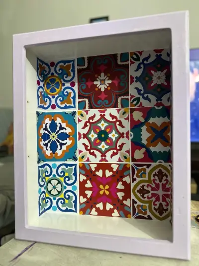 Repisa decorativa con mosaicos coloridos - miniatura 3