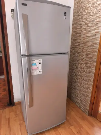 Refrigerador plateado con freezer superior - miniatura 1
