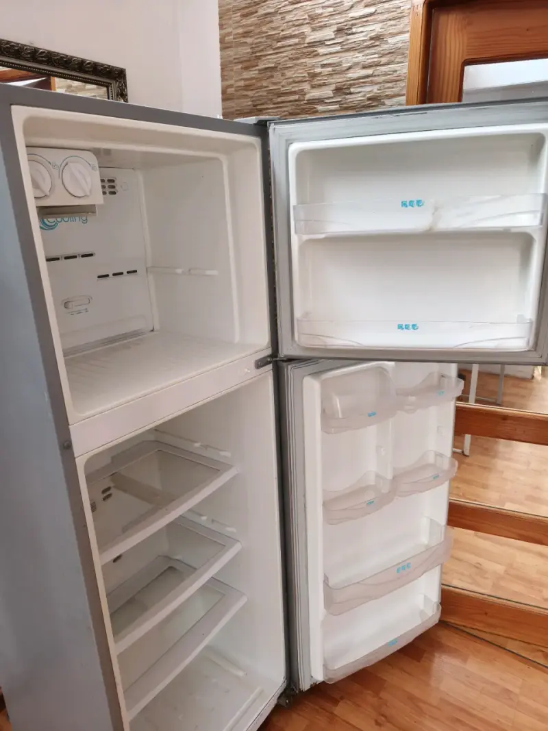 Refrigerador plateado con freezer superior - 2