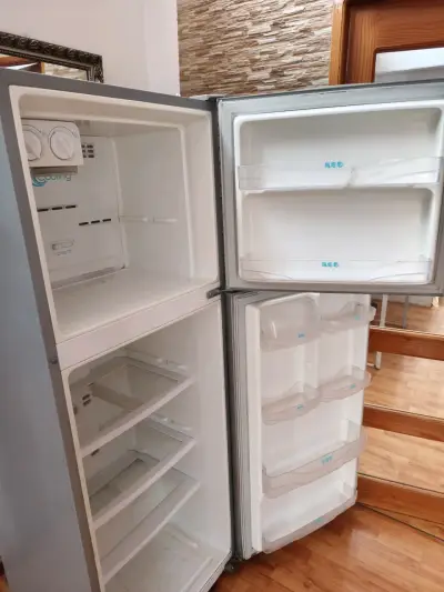 Refrigerador plateado con freezer superior - miniatura 2