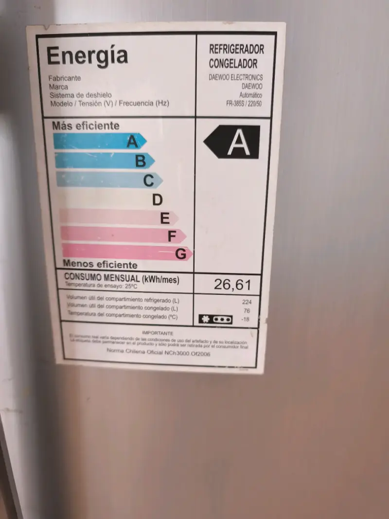 Refrigerador plateado con freezer superior - 3