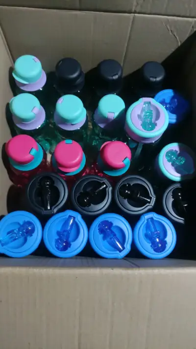 Botellas plásticas de colores - miniatura 1